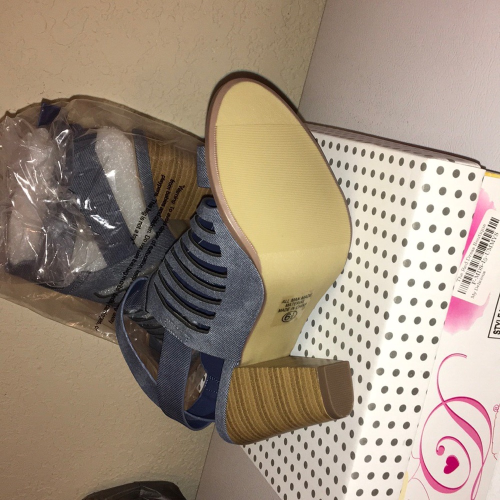 ๐ Strappy Caged Heel Sandal - Picture 5 of 7